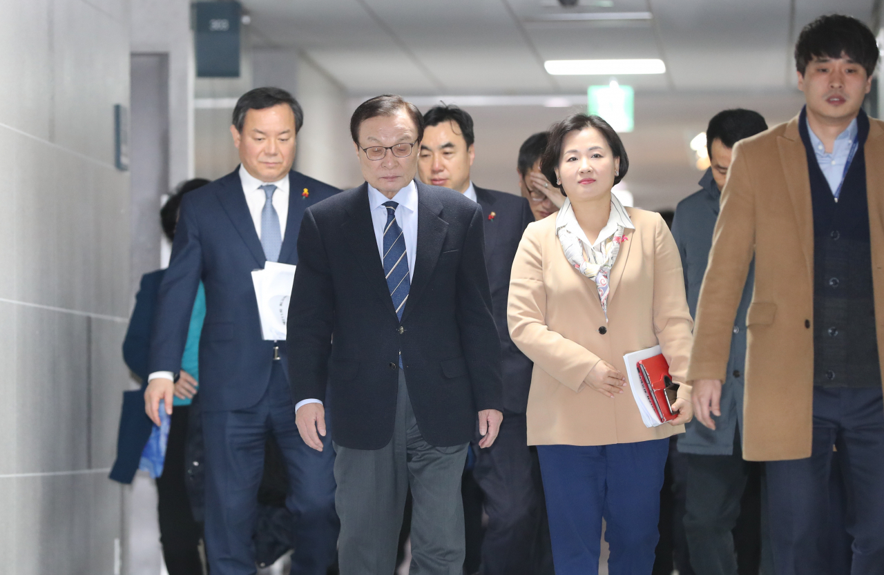 더불어민주당 이해찬 대표가 14일 오전 서울 여의도 국회 의원회관에서 열린 확대간부회의에 참석하기 위해 이동하고 있다. 민주당은 당에 비판적 칼럼을 기고한 임미리 고려대 한국사연구소 연구교수를 이해찬 대표 명의로 검찰에 고발, 부적절했다는 비판을 받고 있다. [연합]