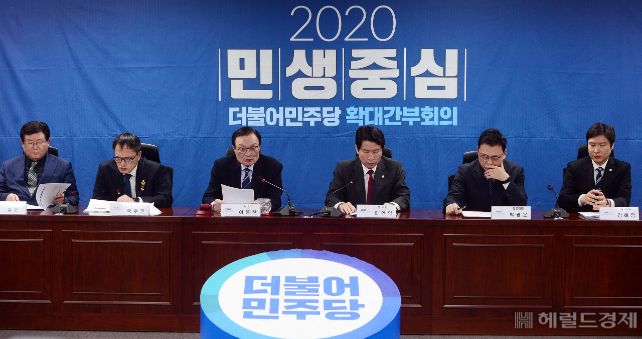 [헤럴드경제=이상섭 기자] 이해찬 더불어민주당 대표가 14일 오전 서울 여의도 국회에서 열린 확대간부회의에서 모두발언을 하고 있다. babtong@heraldcorp.com
