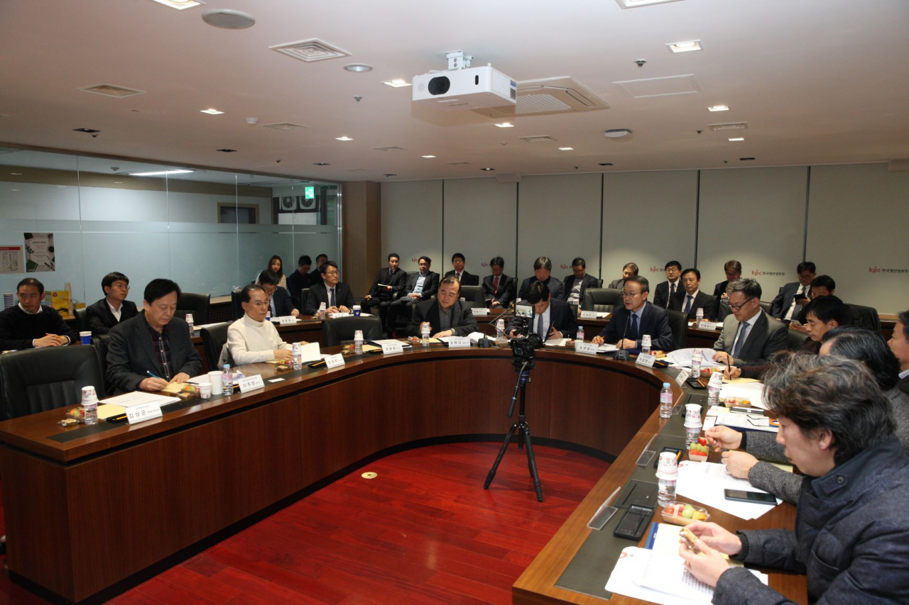 지난 13일 오후 서울 종로구 한국생산성본부에서 열린 혁신성장협의회 주최 ‘신종 코로나바이러스 확산에 따른 경제적 위기 대응 긴급 토론회’에서 참여기관들이 토론을 하고 있다.
