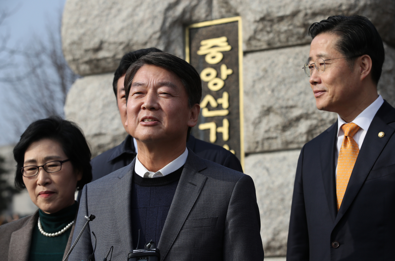 국민당(가칭) 안철수 창당준비위원장이 14일 오전 경기도 과천 중앙선거관리위원회 앞에서 중앙선거관리위원회의 당명 사용 불허 결정과 관련해 입장을 발표하고 있다. [연합]