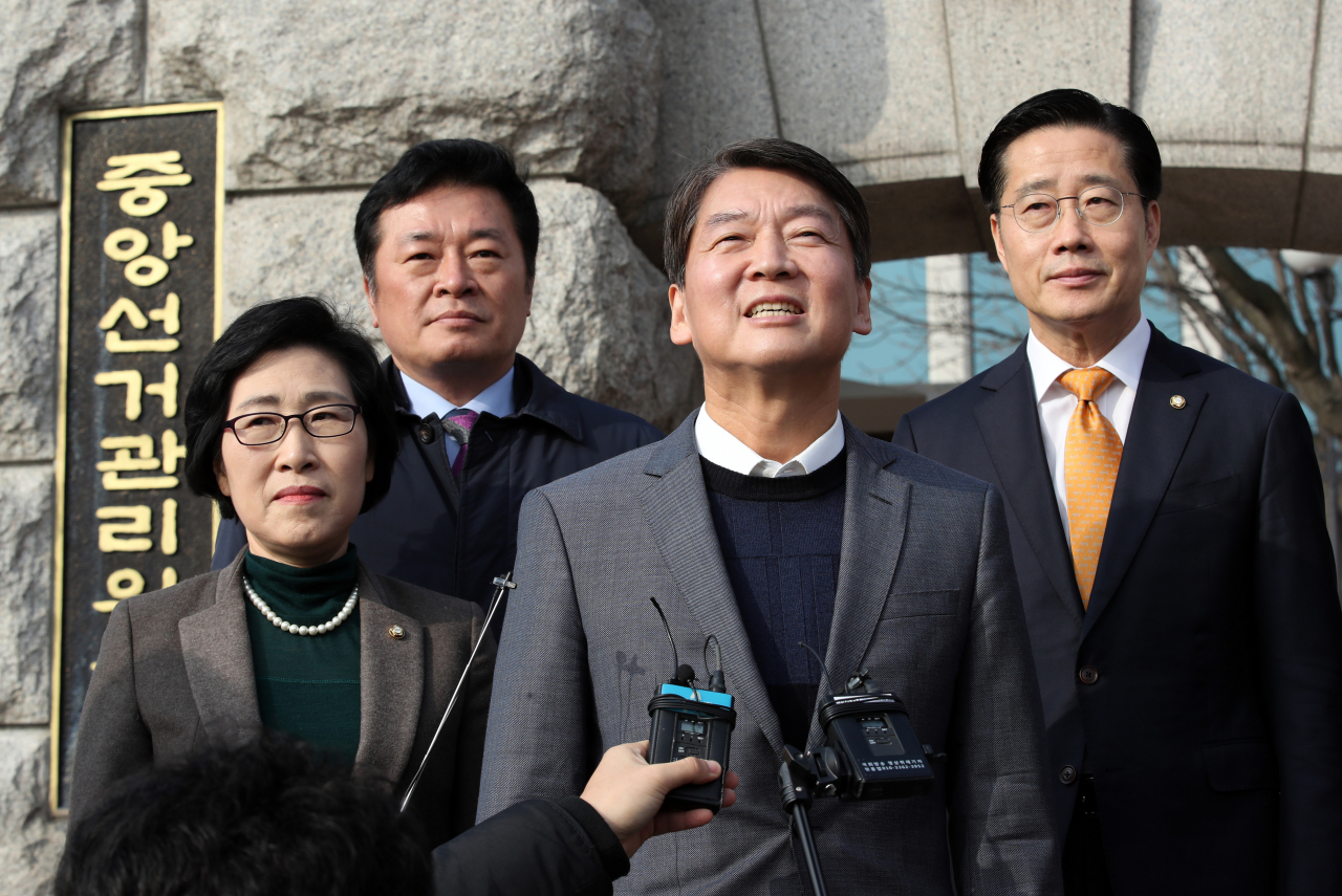 국민당(가칭) 안철수 창당준비위원장이 14일 오전 경기도 과천 중앙선거관리위원회 앞에서 중앙선거관리위원회의 당명 사용 불허 결정과 관련해 입장을 발표하고 있다. [연합]