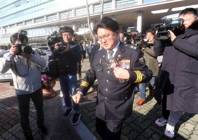 황운하 당시 대전지방경찰청장이 지난해 12월 31일 오후 대전 서구 대전지방경찰청에서 열린 자신의 이임식에 참석한 뒤 청사를 빠져나오고 있다. [연합]