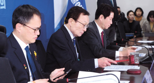 이해찬 더불어민주당 대표가 14일 오전 서울 여의도 국회에서 열린 확대간부회의에서 의사봉을 두드리고 있다. 민주당은 이날 임미리 교수 고발 취하를 포함한 역풍 차단책을 논의했다. 이상섭 기자