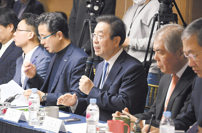 14일 오전 서울 중구 장충단로 써미트호텔에서 열린 코로나19 극복을 위한 서울관광 활성화 대책회의에서 박원순 시장이 대책을 발표하고 있다. [서울시 제공]