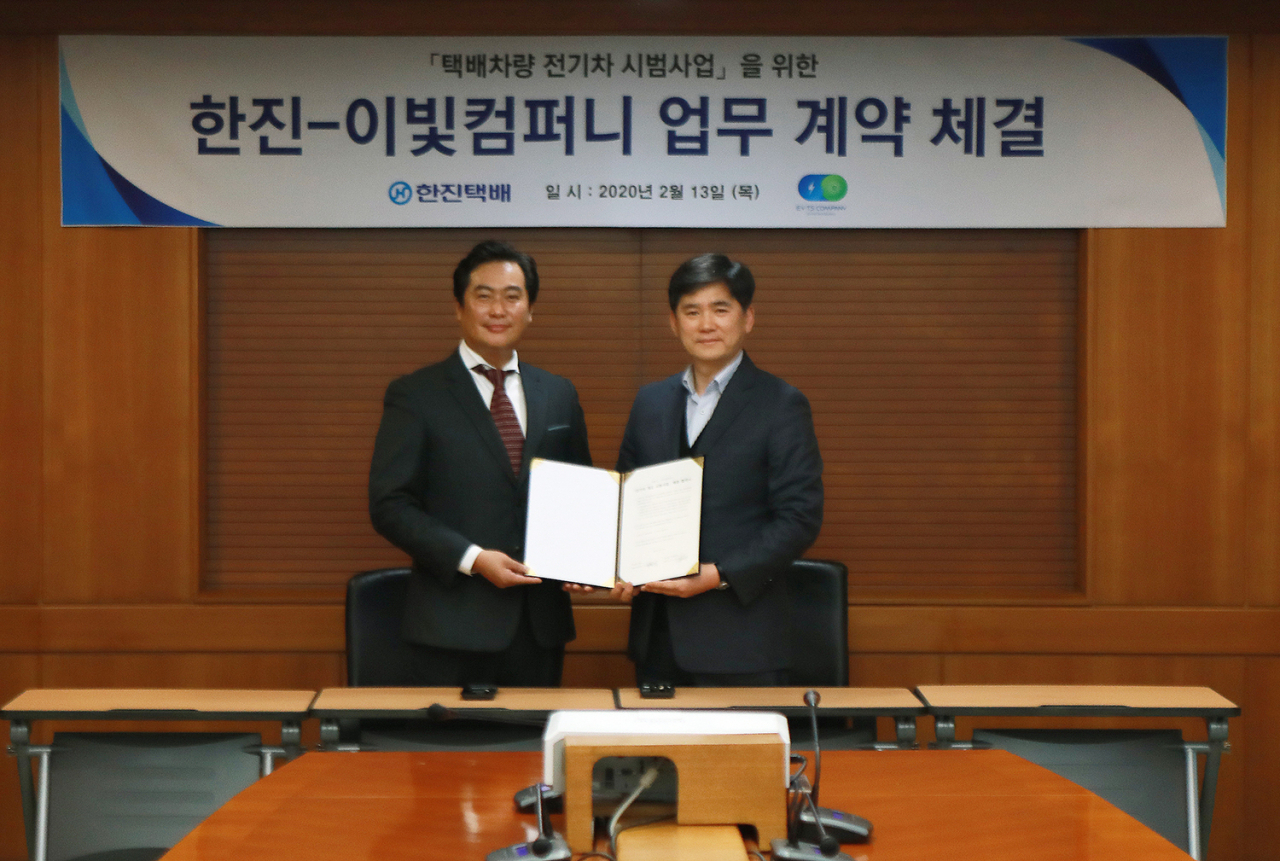㈜이빛컴퍼니 박정민 대표이사(왼쪽사진)와 ㈜한진 신영환 택배사업본부장이 지난 13일 한진빌딩에서 업무협약(MOU)을 체결했다.