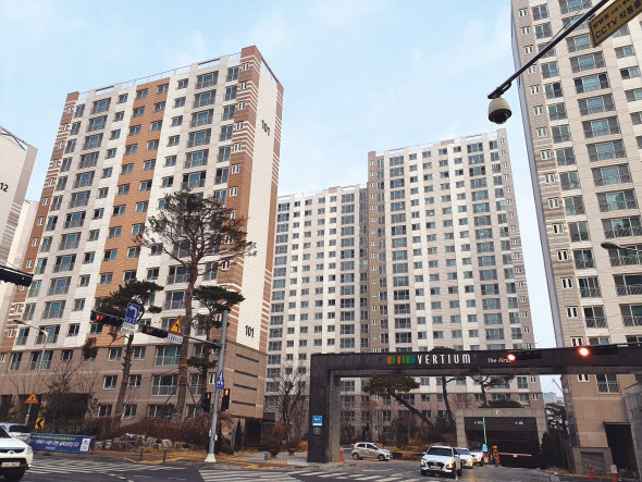 정부가 수원·용인 등 최근 집값이 급등한 수도권 남부 일부 지역에서 규제지역이 아닌 곳을 조정대상지역으로 추가 지정한다고 밝혔다. 사진은 경기 수원시 권선구 금곡동의 신축 대단지인 호반베르디움 더 퍼스트. 민상식 기자