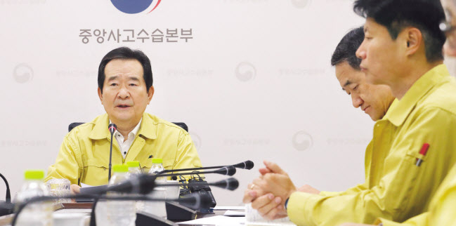 정세균 국무총리(왼쪽)가 14일 오전 세종시 정부세종청사에서 열린 코로나19 대응 확대 중앙사고수습본부 회의에서 발언하고 있다. 정 총리는 이 자리서 “신종 코로나바이러스감염증 발생 초기 불안이 컸으나 우리의 선진 의료기술과 정부의 방역망 내에서 잘 관리되고 있다는 믿음이 생겼다”고 밝혔다. 오른쪽 두번째는 박능후 중앙사고수습본부장(보건복지부 장관). [연합]