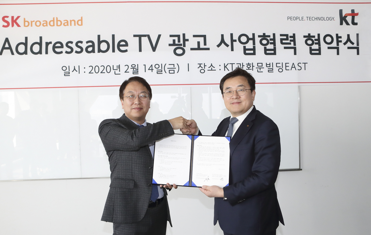 KT와 SK브로드밴드는14일 오전 서울 종로구 KT 광화문 빌딩에서 ‘가구별 맞춤형(Addressable) TV 광고 사업 협력을 위한 업무협약’을 체결했다. 협약식을 마치고 송재호 KT 미디어플랫폼사업본부장(오른쪽)과 김혁 SK브로드밴드 미디어사업본부장(왼쪽)이 기념사진을 찍고 있다. [KT 제공]