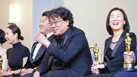 최근 한 인터뷰 석상에서 환한 표정으로 답하는 봉준호 감독. [연합]