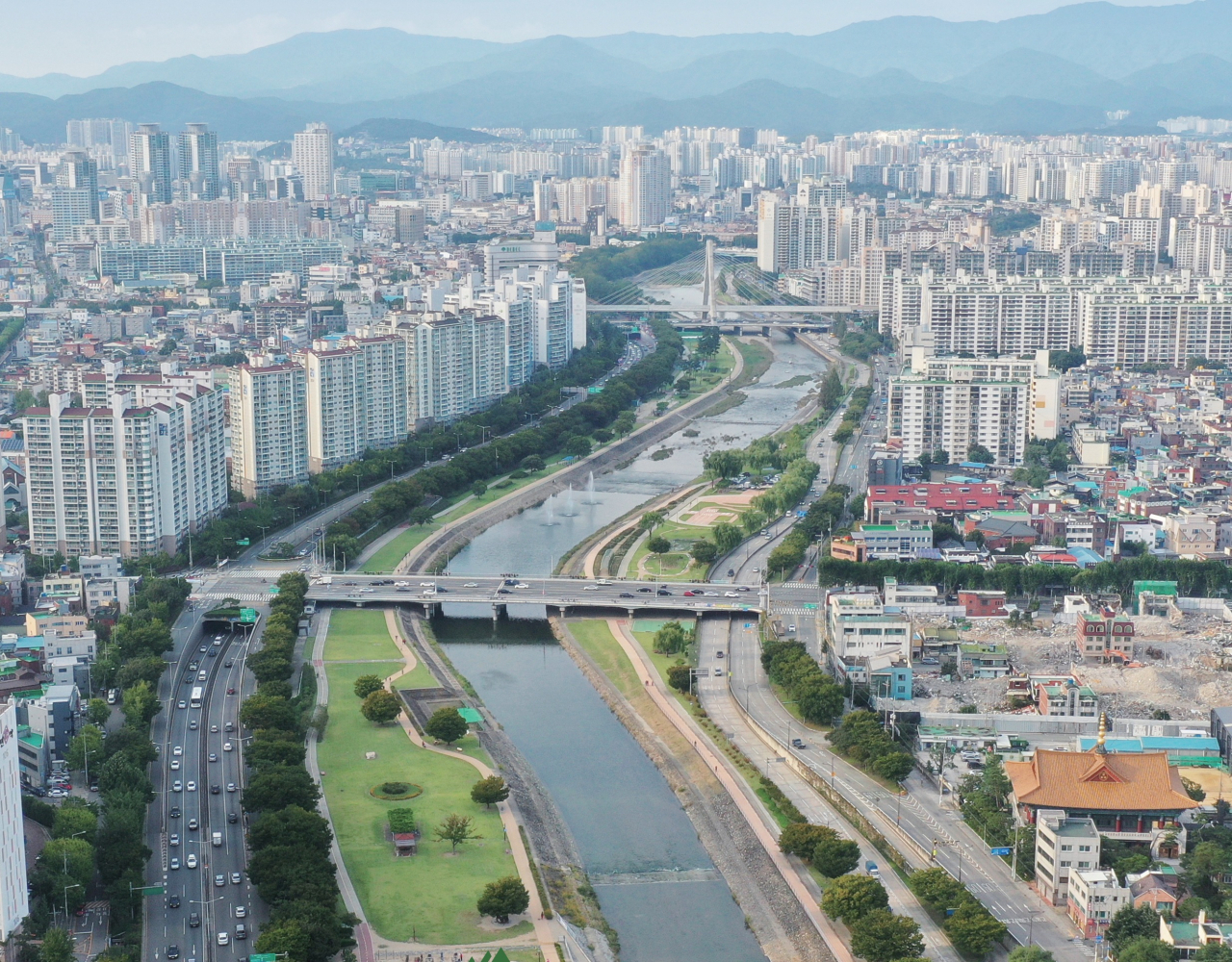 대구시가 도시 바람길 숲 등 조성에 나선다. 대구 도심을 흐르는 신천 모습.[대구시 제공]
