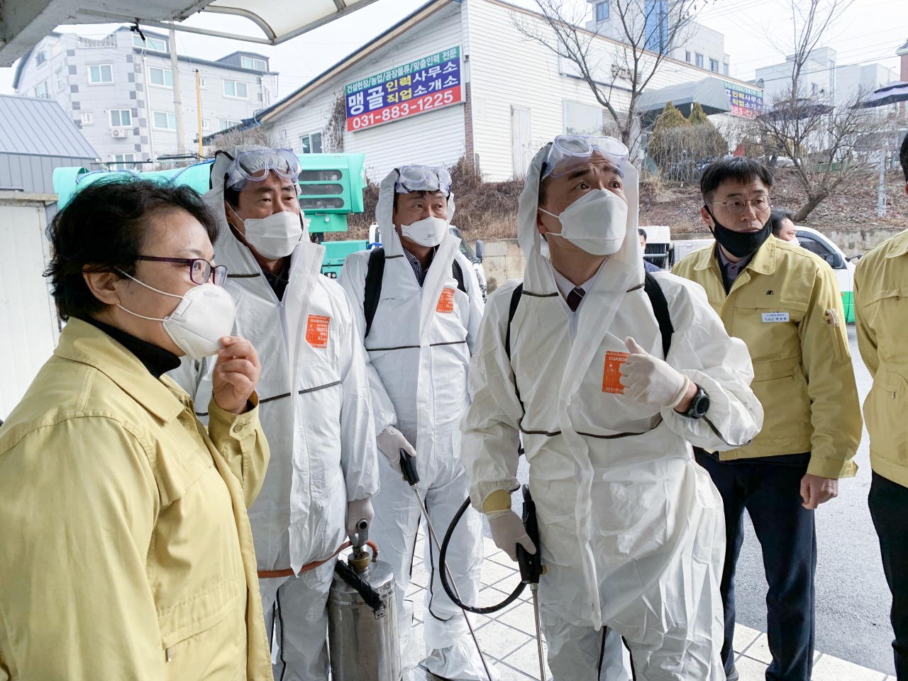 이항진 여주시장(왼쪽 4번째)은 직접 우한교민 격리시설 인접지역 방역소독에 나섰다. [여주시 제공]