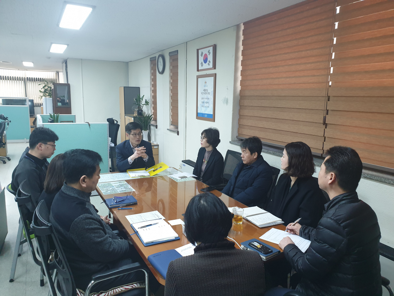 대책회의에서 이성률 일자리정책관(가운데)이 발언하고 있다. [수원시 제공]