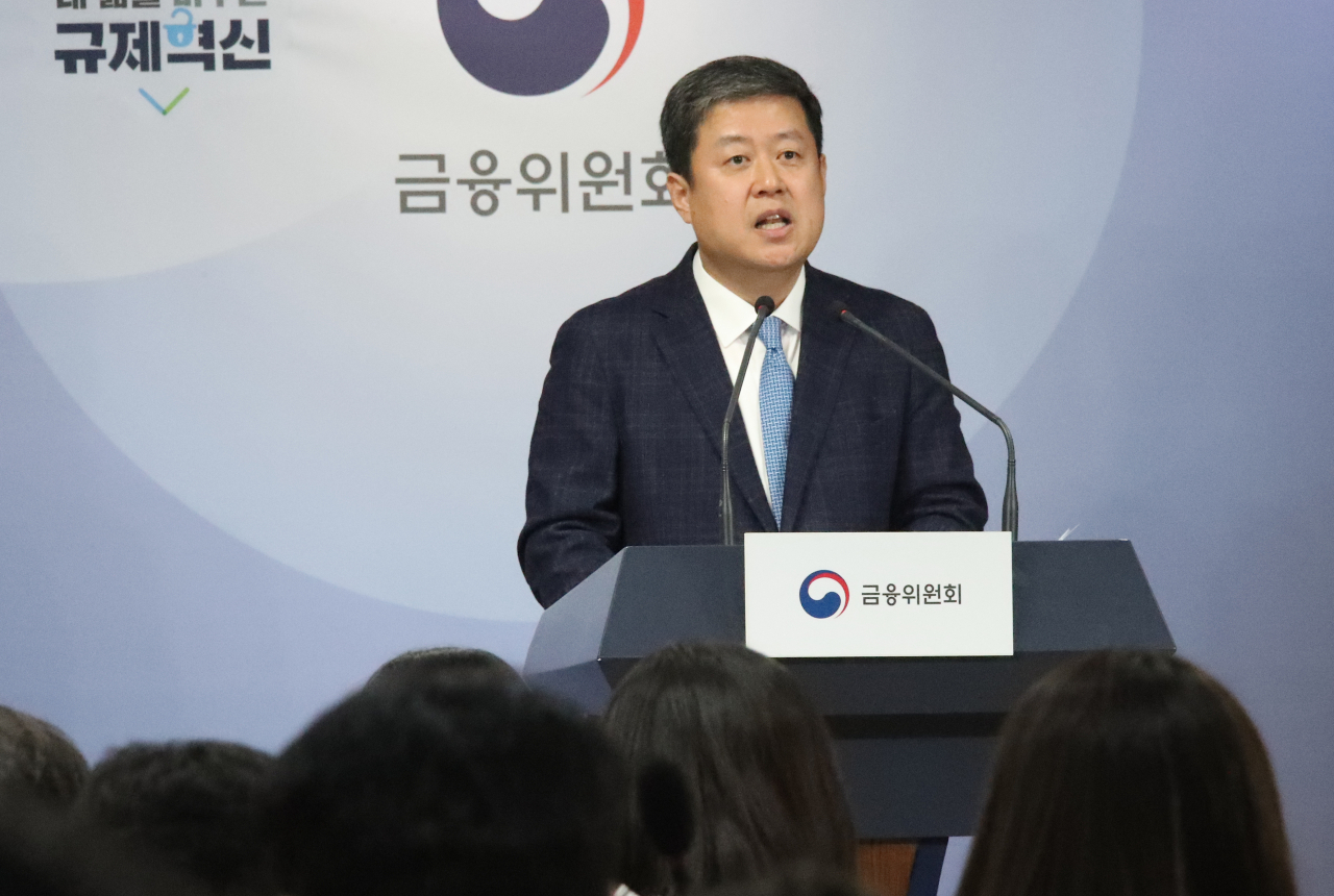김정각 금융위원회 자본시장 정책관이 14일 오전 정부서울청사 브리핑실에서 '사모펀드 현황 평가 및 제도개선 방향'을 발표하고 있다. [연합]