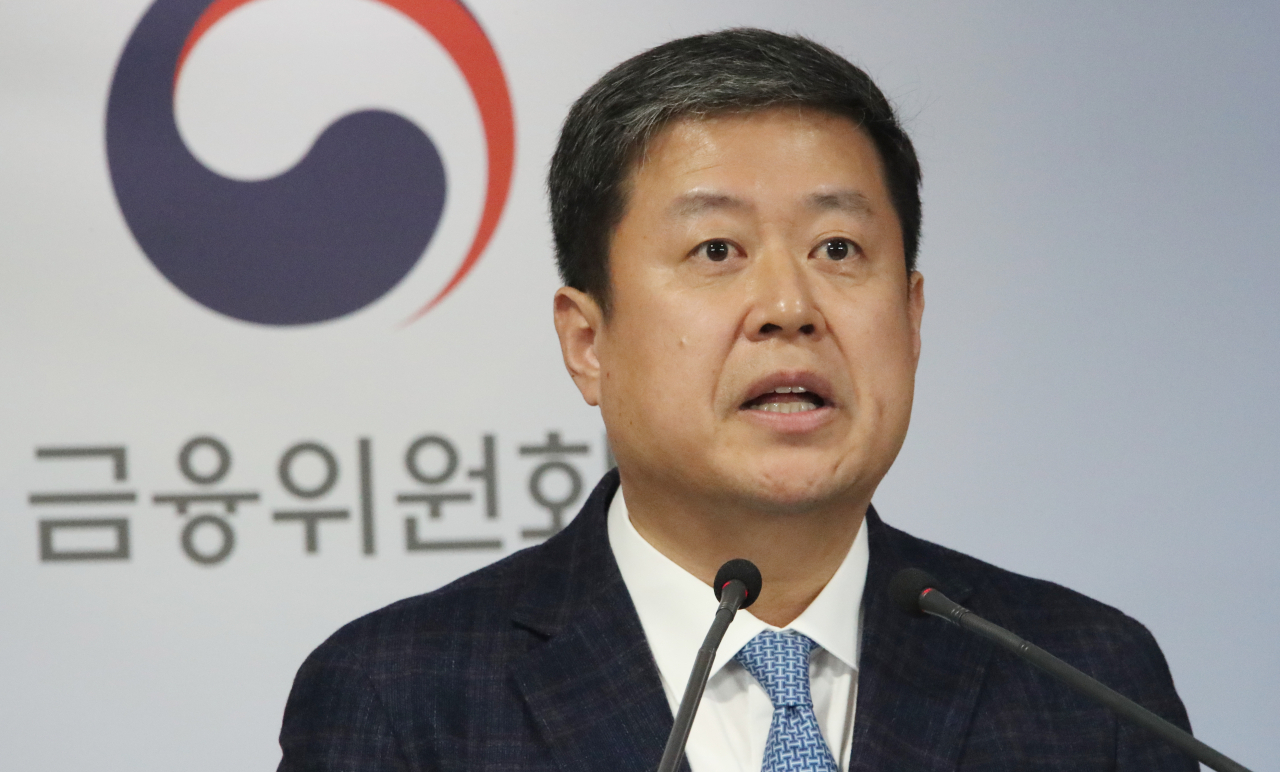 김정각 금융위원회 자본시장 정책관이 14일 오전 정부서울청사 브리핑실에서 '사모펀드 현황 평가 및 제도개선 방향'을 발표하고 있다. [연합]