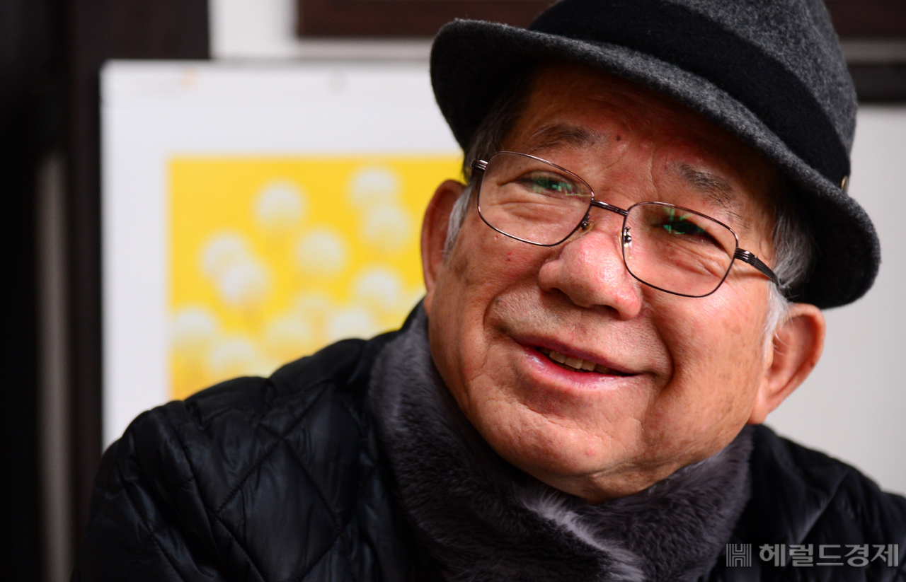 “드러나지 않은 것이 나에게 득이 됐어요. 지방에 있는 게, 소외된 게 축복이 된 거죠.” 나태주 시인은 시력 50년이 되지만 대중적으로 알려진 건 불과 몇 년 전이다. 사람들이 작고, 소외된 것에 관심을 갖기 시작한 때와 맞물린다. 출판사들이 앞다퉈 책을 내고 문학강의가 쇄도하는 인기작가가 됐지만 그의 작은 것들을 위한 시는 계속되고 있다. [공주=박해묵 기자/mook@heraldcorp.com]