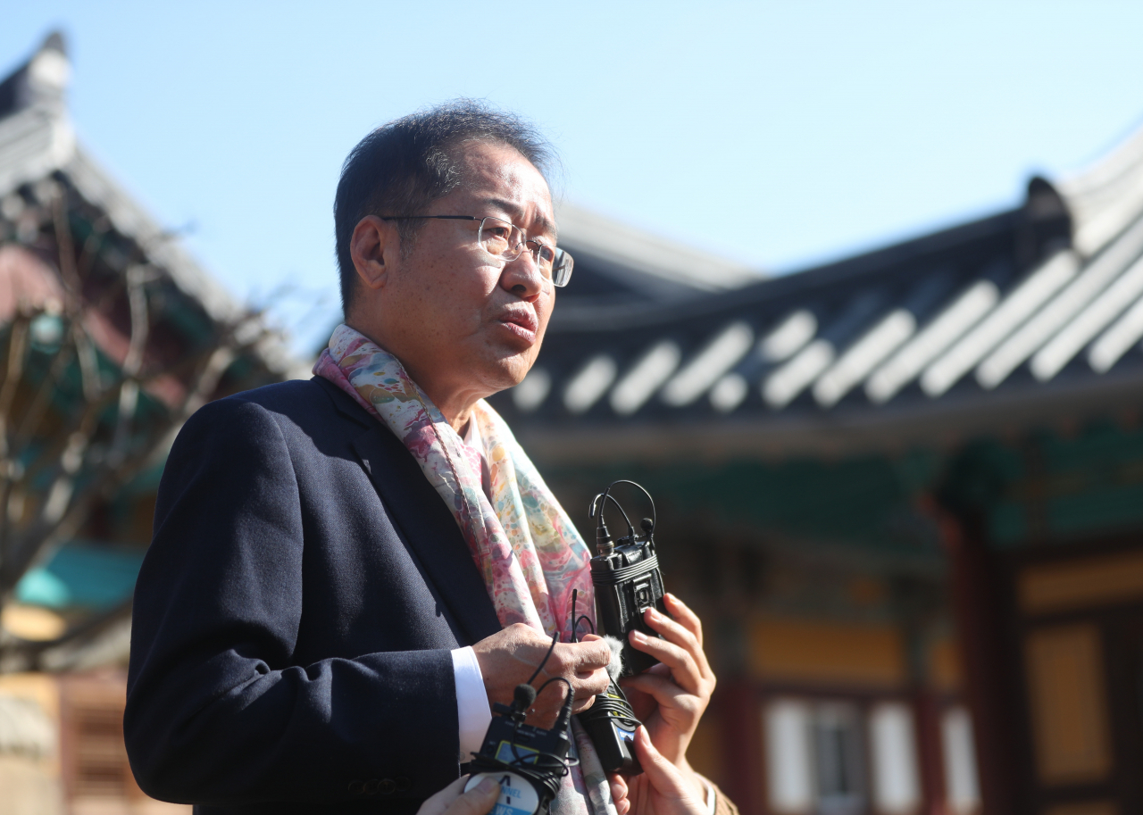 홍준표 전 자유한국당 대표가 14일 오전 경남 양산시 통도사를 방문해 취재진과 인터뷰하고 있다. [연합]