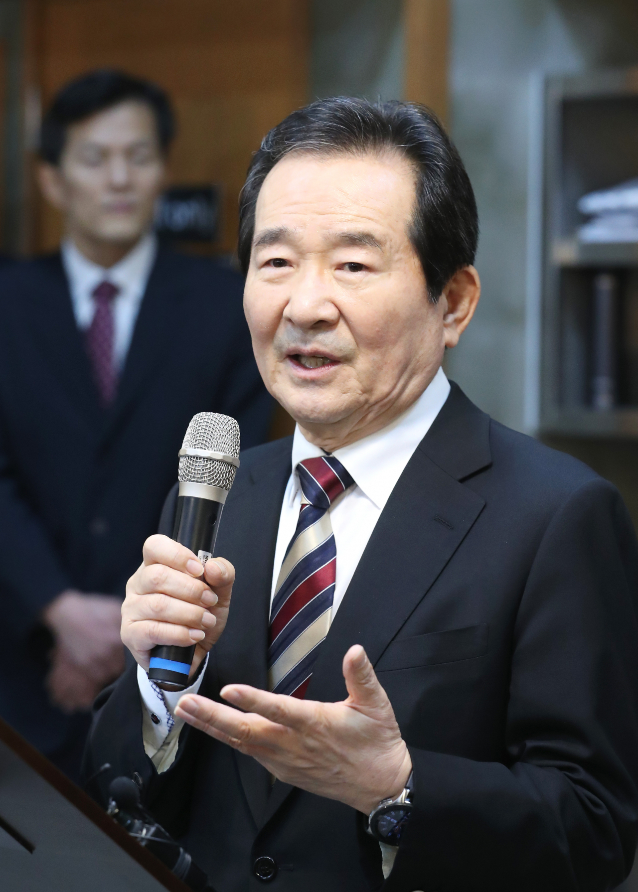 정세균 국무총리가 14일 세종시의 한 식당에서 열린 출입기자단 오찬 간담회에서 취재진의 질문에 답변하고 있다.［연합］