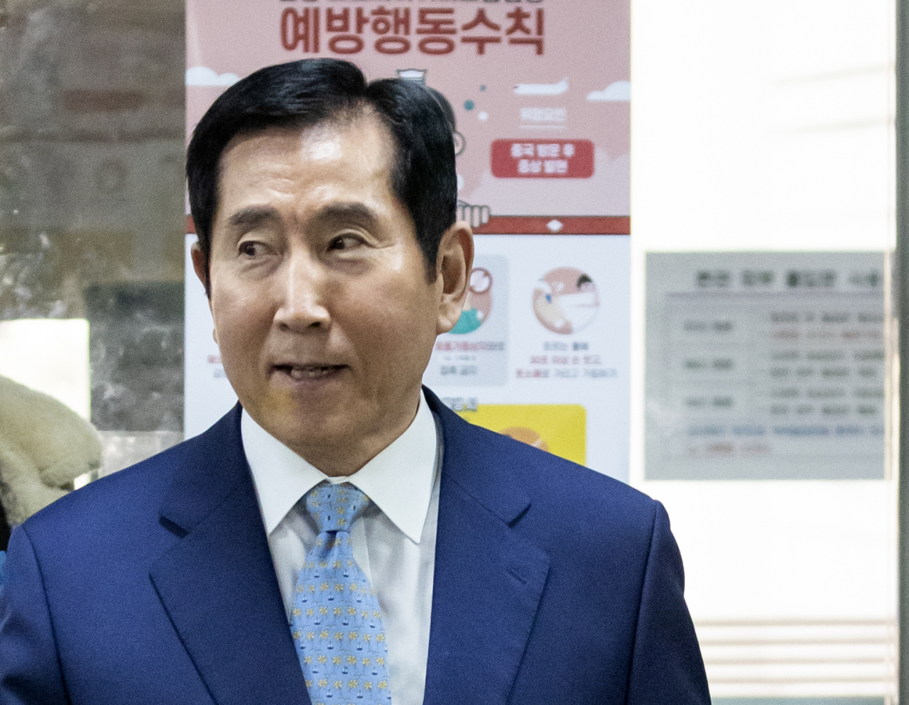 이명박 정부 당시 댓글 조작을 지시한 혐의로 기소된 조현오 전 경찰청장이 14일 오후 서초동 서울중앙지법에서 열린 1심 선고 공판에 출석하고 있다. 조 전 청장은 이날 공판에서 징역 2년 실형을 선고받았다. [연합]