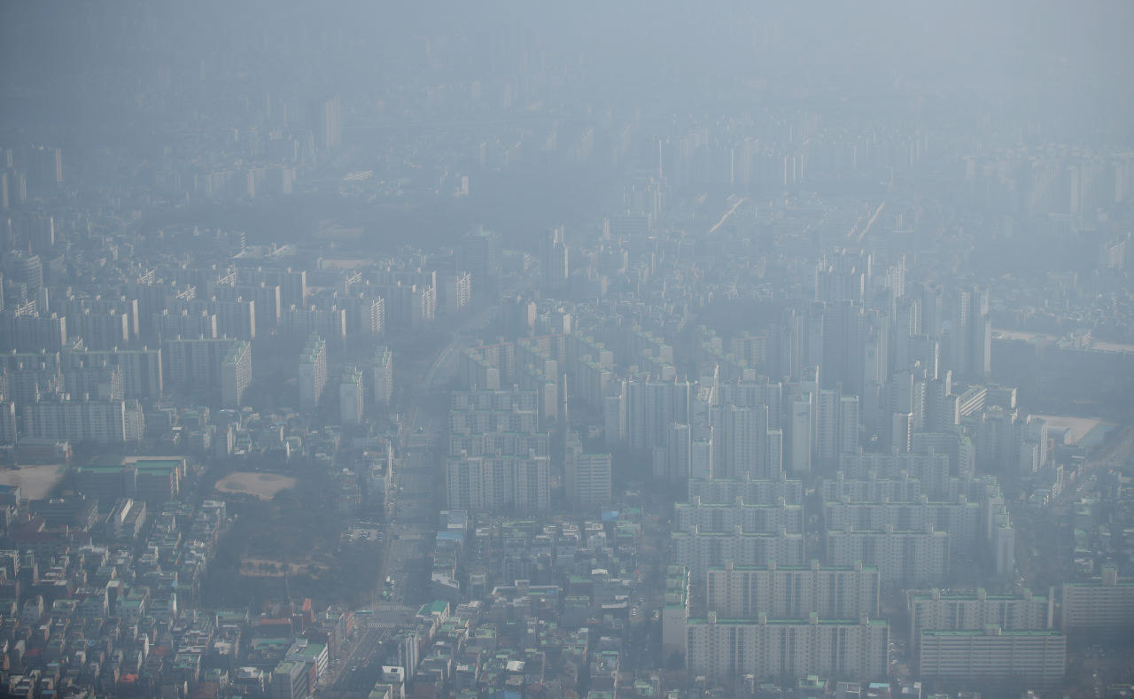 서울 등 수도권 대기 질이 미세먼지 '나쁨' 수준을 보인 14일 오후 서울 송파구 롯데월드타워에서 바라본 송파구 일대 하늘에 미세먼지가 드리워져 있다. [연합]