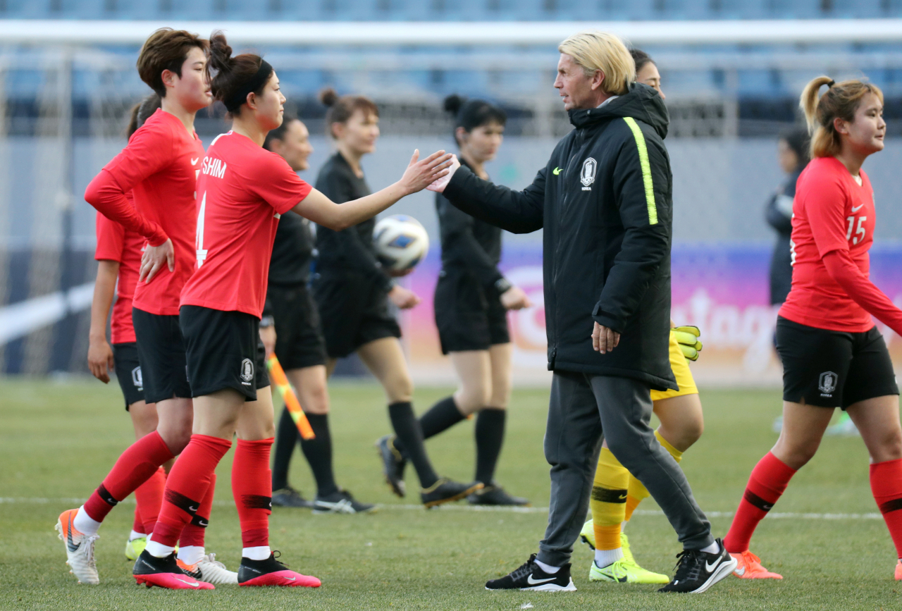 지난 9일 오후 제주 서귀포시 제주월드컵경기장에서 열린 여자 축구 2020 도쿄올림픽 아시아지역 최종예선 A조 한국 대 베트남의 경기에서 3대0으로 승리한 콜린 벨 감독이 심서연과 하이파이브를 하며 서로를 격려하고 있다. [연합]