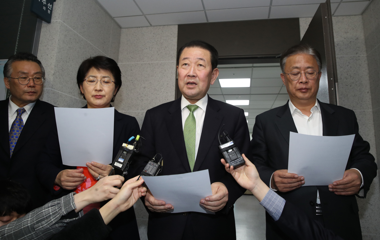 민주평화당 박주현 통합추진특별위원장(왼쪽 두 번째부터),바른미래당 박주선 대통합개혁위원장, 대안신당 유성엽 통합추진위원장이 14일 서울 여의도 국회 의원회관에서 3당 통합 합의문을 읽고 있다. 당명은 민주통합당으로 결정됐다. [연합]