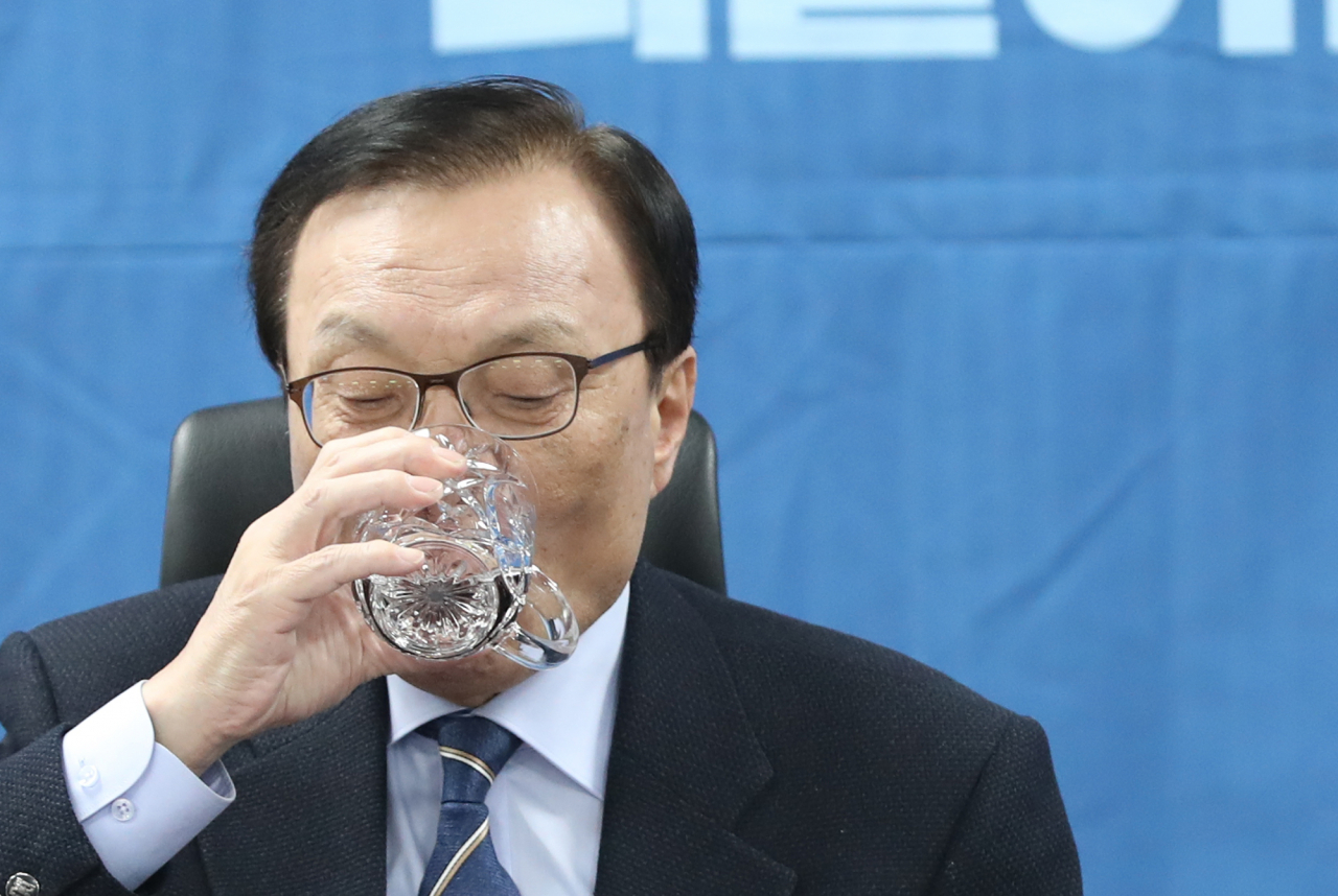 더불어민주당 이해찬 대표가 지난 14일 서울 여의도 국회 의원회관에서 열린 확대간부회의에서 물을 마시고 있다. 민주당은 당에 비판적 칼럼을 기고한 임미리 고려대 한국사연구소 연구교수를 이해찬 대표 명의로 검찰에 고발, 부적절했다는 비판을 받고 이날 뒤늦게 고발을 취하했다. [연합]