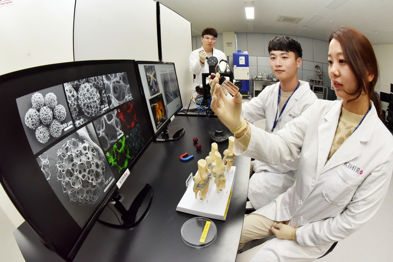 한국마이크로의료로봇연구원 연구진이 마이크로로봇을 시연하고 있다.[한국마이크로의료로봇연구원 제공]