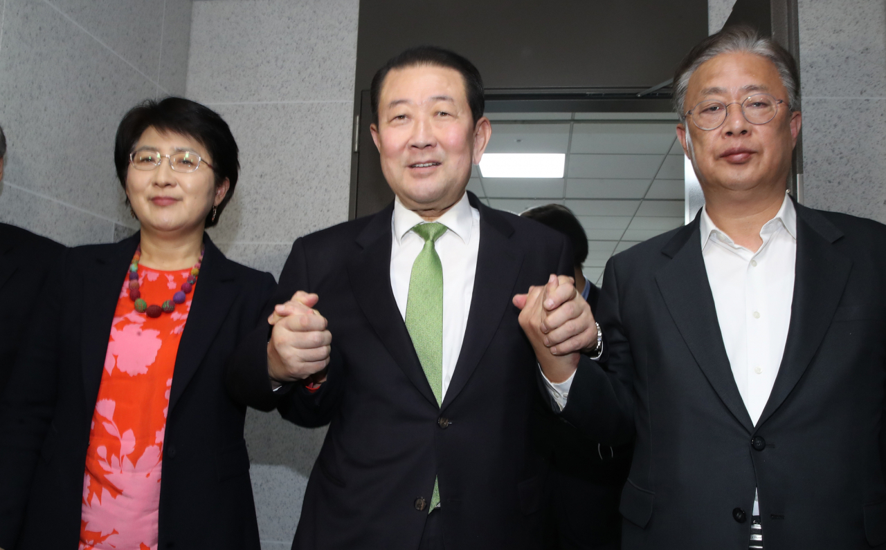 민주평화당 박주현 통합추진특별위원장(왼쪽 두 번째부터), 바른미래당 박주선 대통합개혁위원장, 대안신당 유성엽 통합추진위원장이 14일 오후 서울 여의도 국회 의원회관에서 3당 통합을 선언하며 손을 맞잡고 있다. [연합]