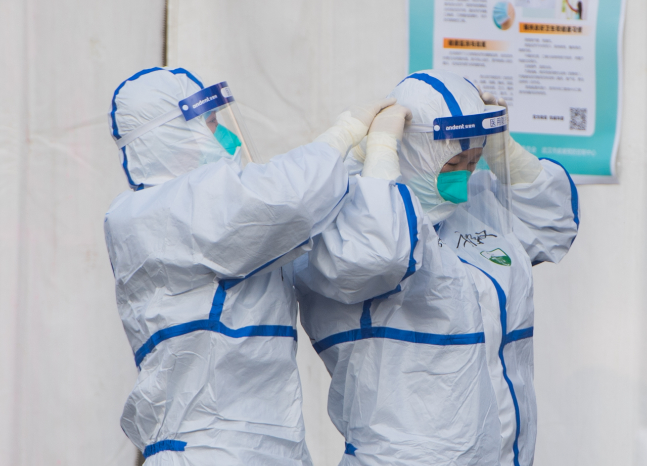 12일 임시병원으로 사용되고 있는 우한스포츠센터에서 활동에 들어가기 전 보호장구를 착용하고 있다. [연합뉴스]