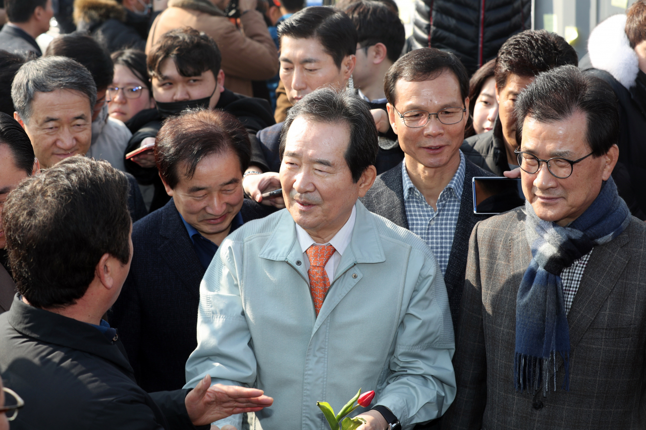 정세균 국무총리가 15일 오전 충북 진천군 국가공무원인재개발원을 찾아 근무자와 주민들과 악수하고 있다.[연합]