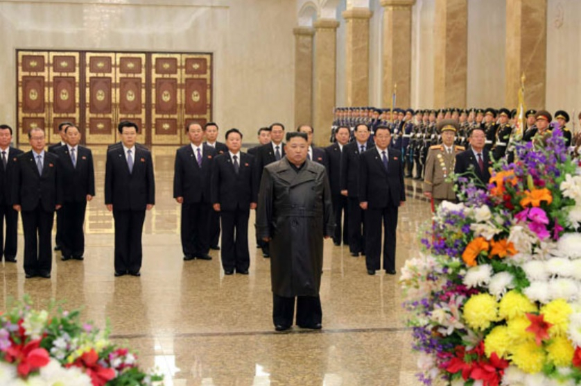 김정은 북한 국무위원장이 신종 코로나바이러스 감염증 사태 속 부친 김정일 국방위원장의 생일인 광명성절(2월16일)을 맞아 금수산태양궁전을 참배했다. 김 위원장의 공개활동은 지난달 25일 설 명절 기념공연 관람 이후 22일만이다. [헤럴드DB]