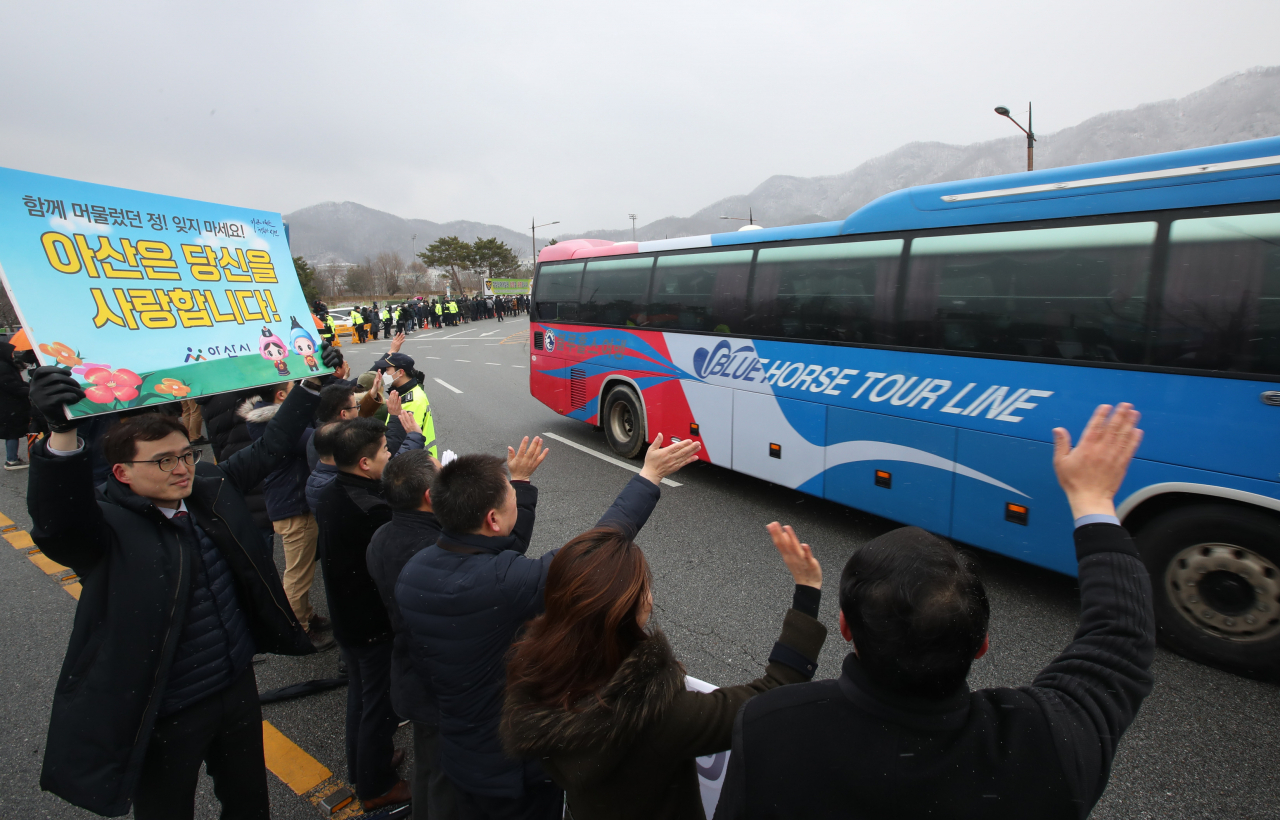 16일 오전 충남 아산시 초사동 경찰인재개발원에서 코로나19로 입소했던 2차 우한교민 334명이 버스를 타고 가족 품으로 돌아가고 있다. [연합뉴스]