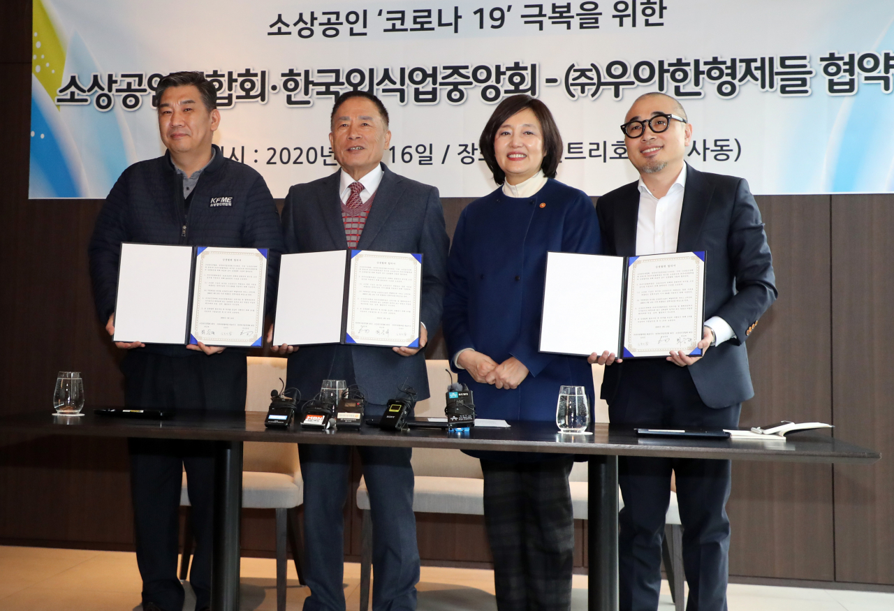 소상공인연합회 최승재 회장(왼쪽부터), 한국외식산업중앙회 제갈창균 회장, 박영선 중소벤처기업부 장관, 우아한형제들 김봉진 대표이사가 16일 서울 종로구 인사동 나인트리 호텔에서 열린 소상공인 코로나 19 극복을 위한 상생 협약식에서 협약서에 서명 후 기념사진을 촬영하고 있다. 연합뉴스