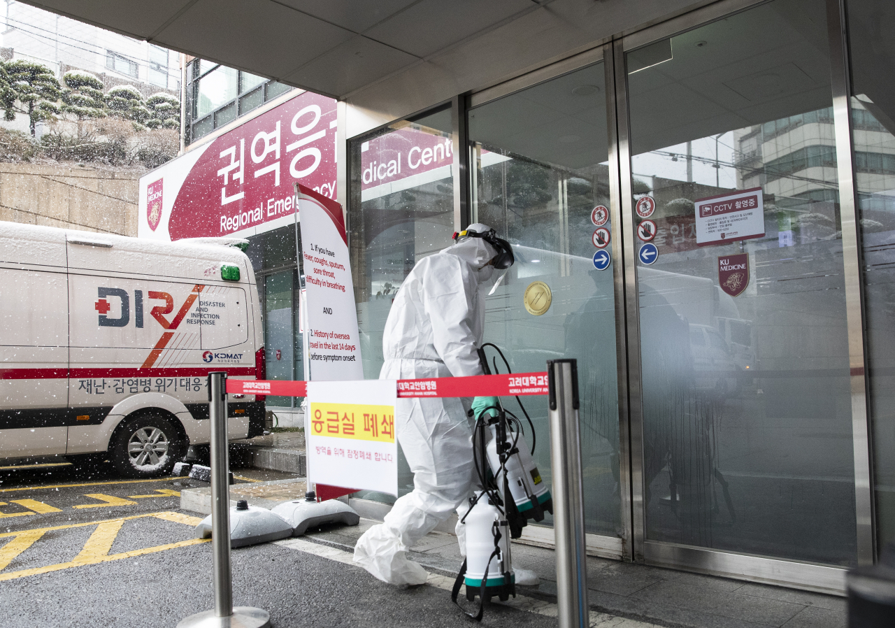 국내 29번째 신종 코로나바이러스 감염증(코로나19) 환자가 다녀간 고대안암병원 응급실이 폐쇄됐다. 16일 보건소 관계자가 방역 작업을 위해 폐쇄된 응급실로 향하고 있다. [연합뉴스]