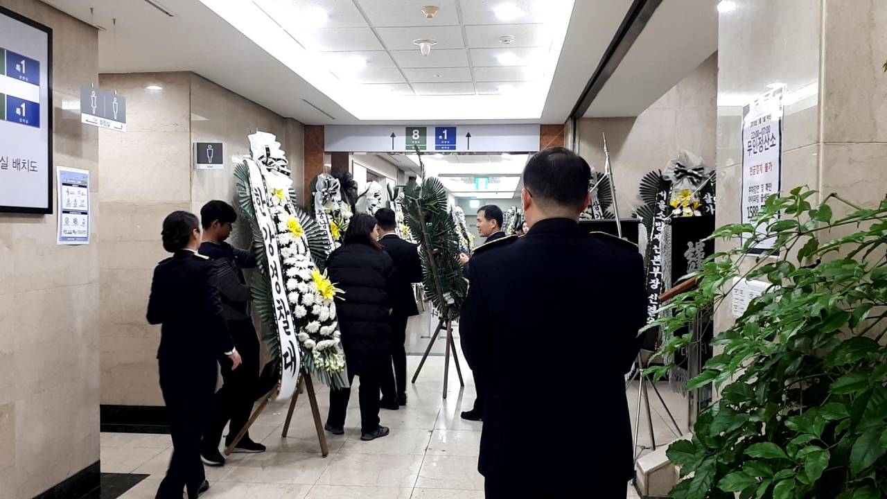 16일 서울 송파구 경찰병원 장례식장에 마련된 고 유재국 경위의 빈소. 한강경찰대 소속 유 경위는지난 15일 한강에서 투신자를 수색하던 중 숨졌다.[연합]