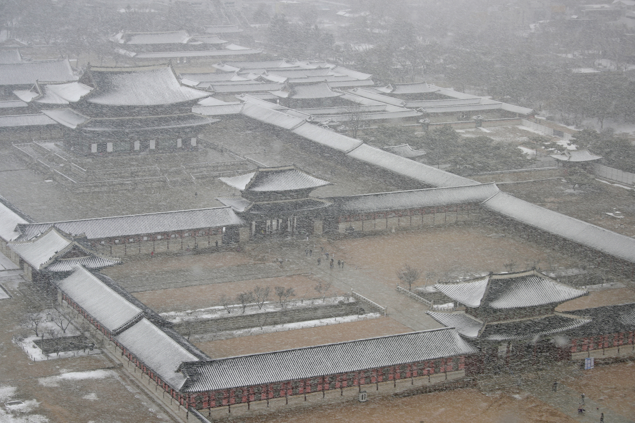 정세균 국무총리는 16일 수도권 대설주의보와 경기 북부와 강원 북부 한파주의보 발효와 관련해 인명피해 방지 등 긴급지시를 내렸다. 눈이 쌓인 경복궁 모습. [연합]