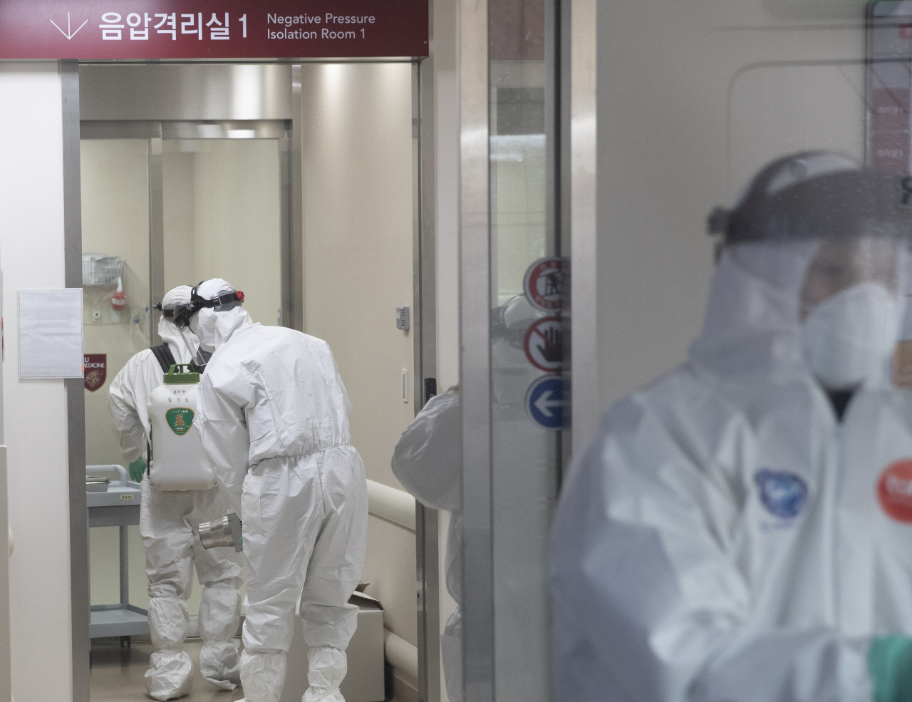 국내 29번째 신종 코로나바이러스 감염증(코로나19) 환자가 다녀가 폐쇄된 고대안암병원 응급실 음압격리실에서 16일 보건소 관계자가 방역 작업을 실시하고 있다. [연합]