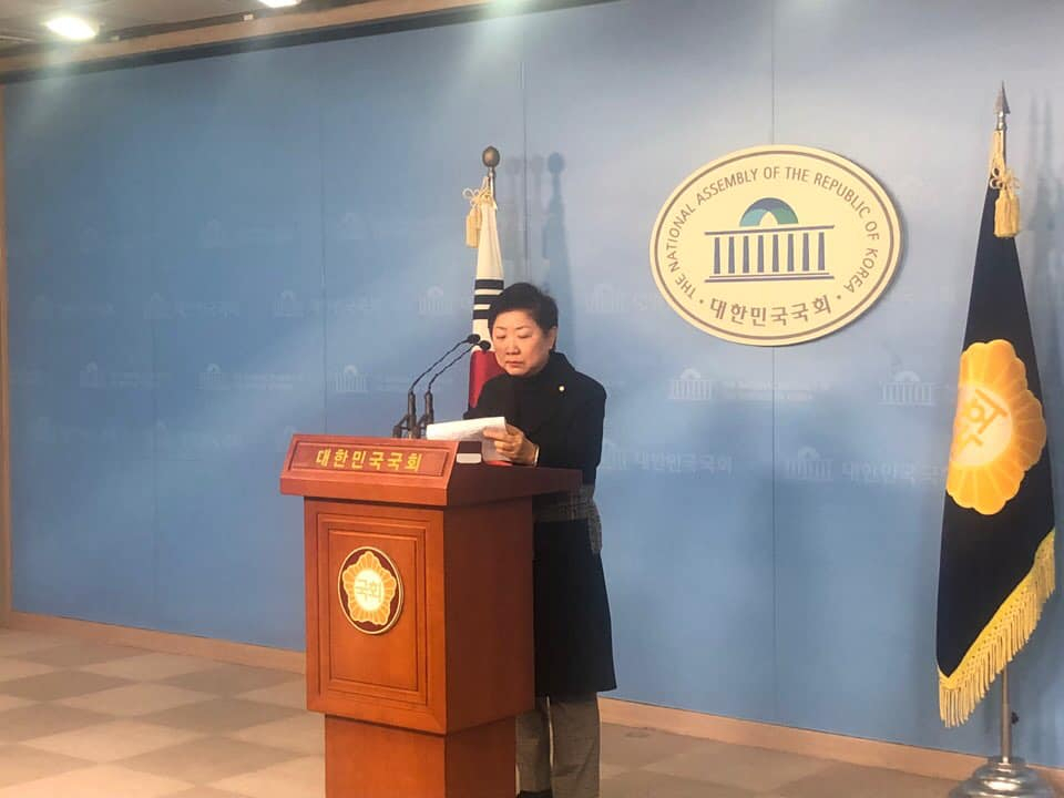 자유한국당 강세 지역인 서울 송파갑에서 재선을 한 박인숙 의원이 16일 오는 4·15총선에 출마하지 않겠다고 선언했다. 박 의원 페이스북에 올린 불출마선언 기자회견 모습. [헤럴드DB]