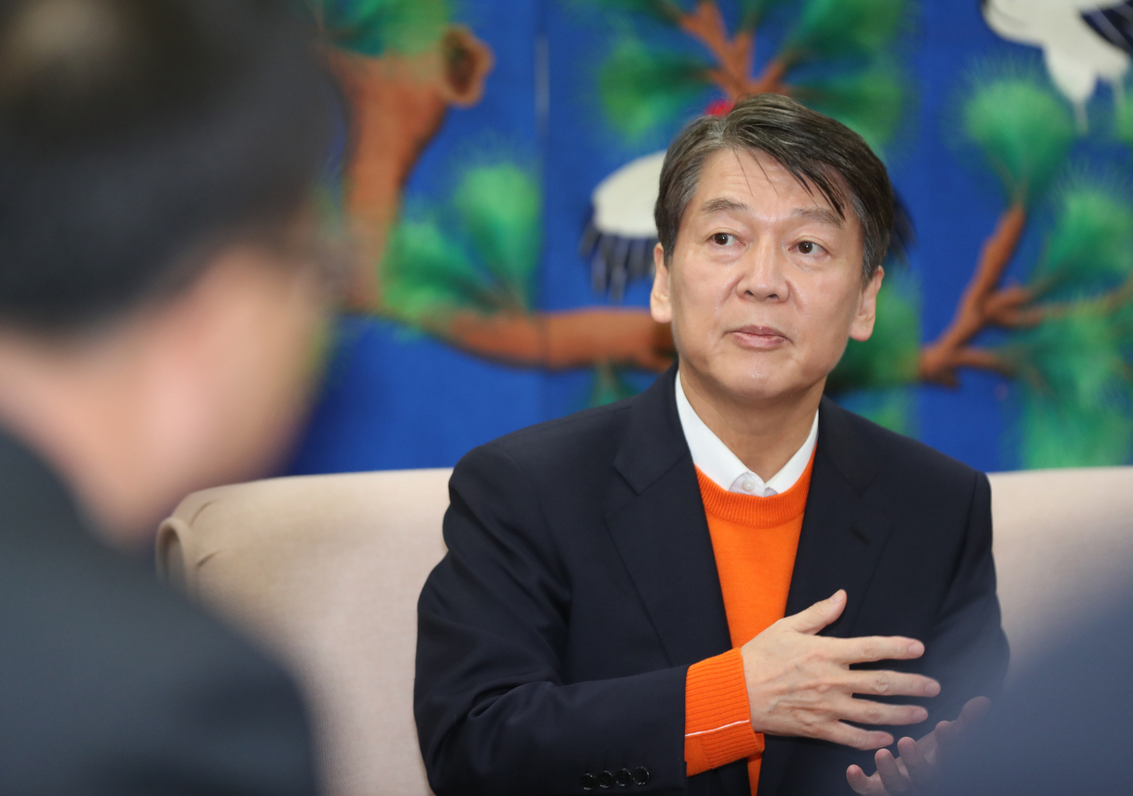 국민의당 안철수 창당준비위원장이 16일 오후 광주 서구 김대중컨벤션센터 열린 국민의당 광주시당창당대회에 참석하기 위해 방문해 정책간담회를 진행하며 발언하고 있다. [연합]