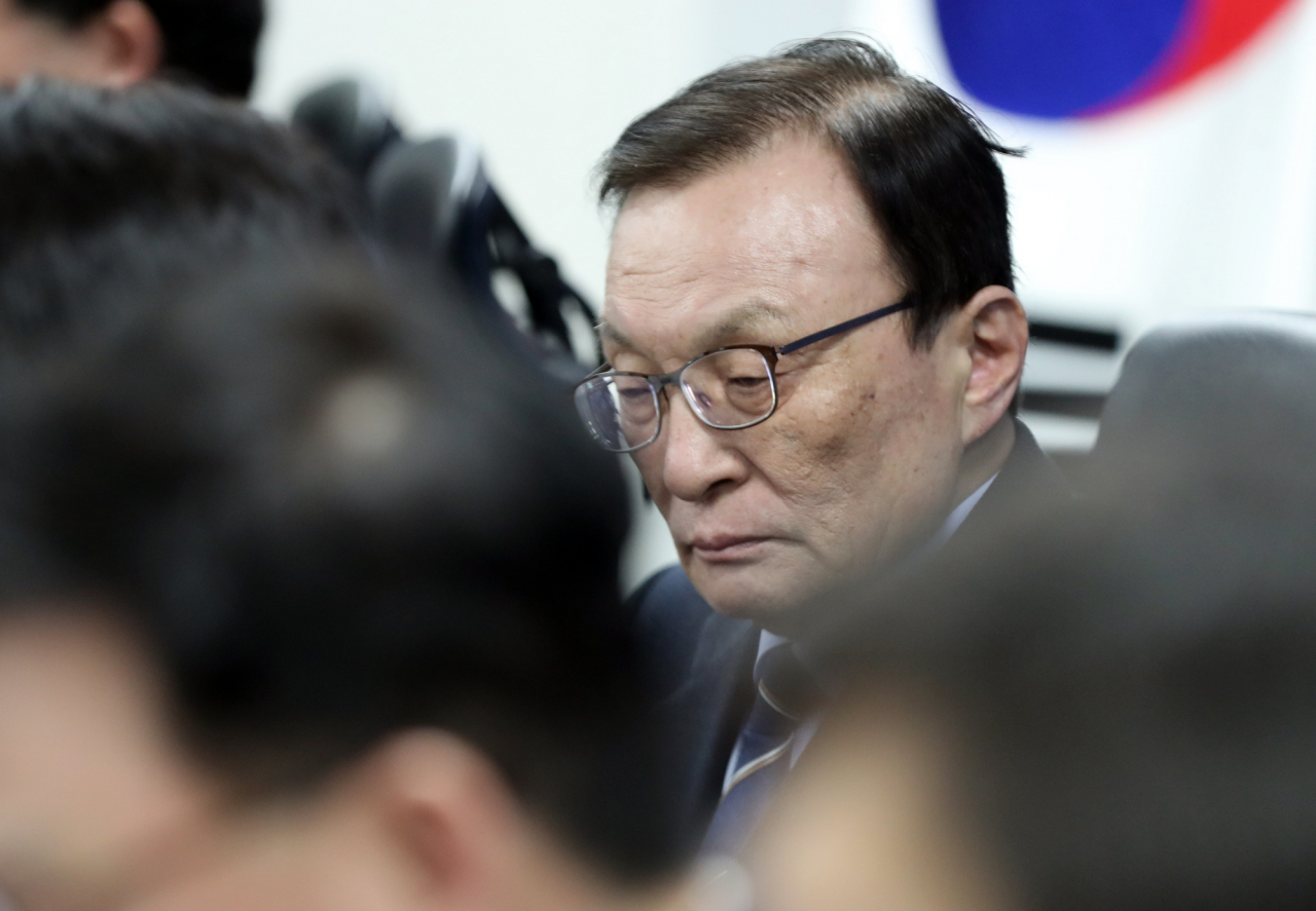 더불어민주당 이해찬 대표가 지난 14일 오전 서울 여의도 국회 의원회관에서 열린 확대간부회의에 참석하고 있다. 민주당은 당에 비판적 칼럼을 기고한 임미리 고려대 한국사연구소 연구교수를 이해찬 대표 명의로 검찰에 고발했고, 부적절했다는 비판을 받고 이날 뒤늦게 고발을 취하했다. [연합]