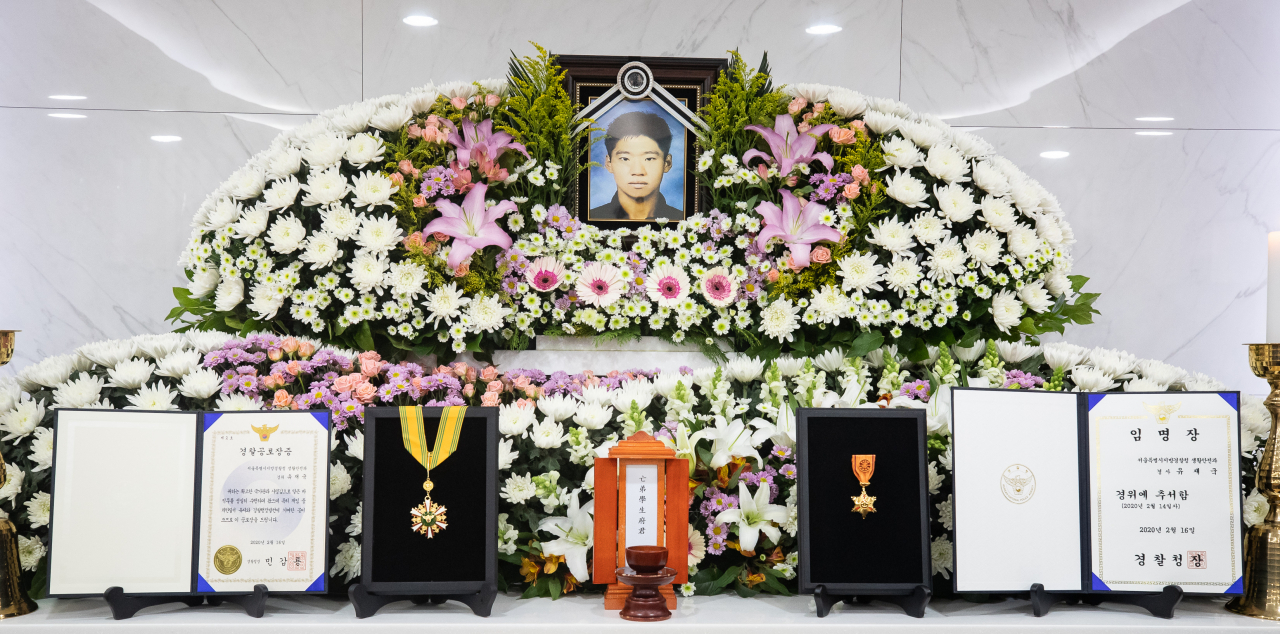 지난 16일 오후 서울 송파구 국립경찰병원 장례식장에 고(故) 유재국 경위의 빈소가 마련돼 있다. 한강경찰대 수상구조요원인 유 경위는 지난 15일 한강에서 투신자 수색 중 교각의 돌 틈에 몸이 끼어 물 밖으로 나오지 못하다 구조됐으나 숨졌다. [연합]