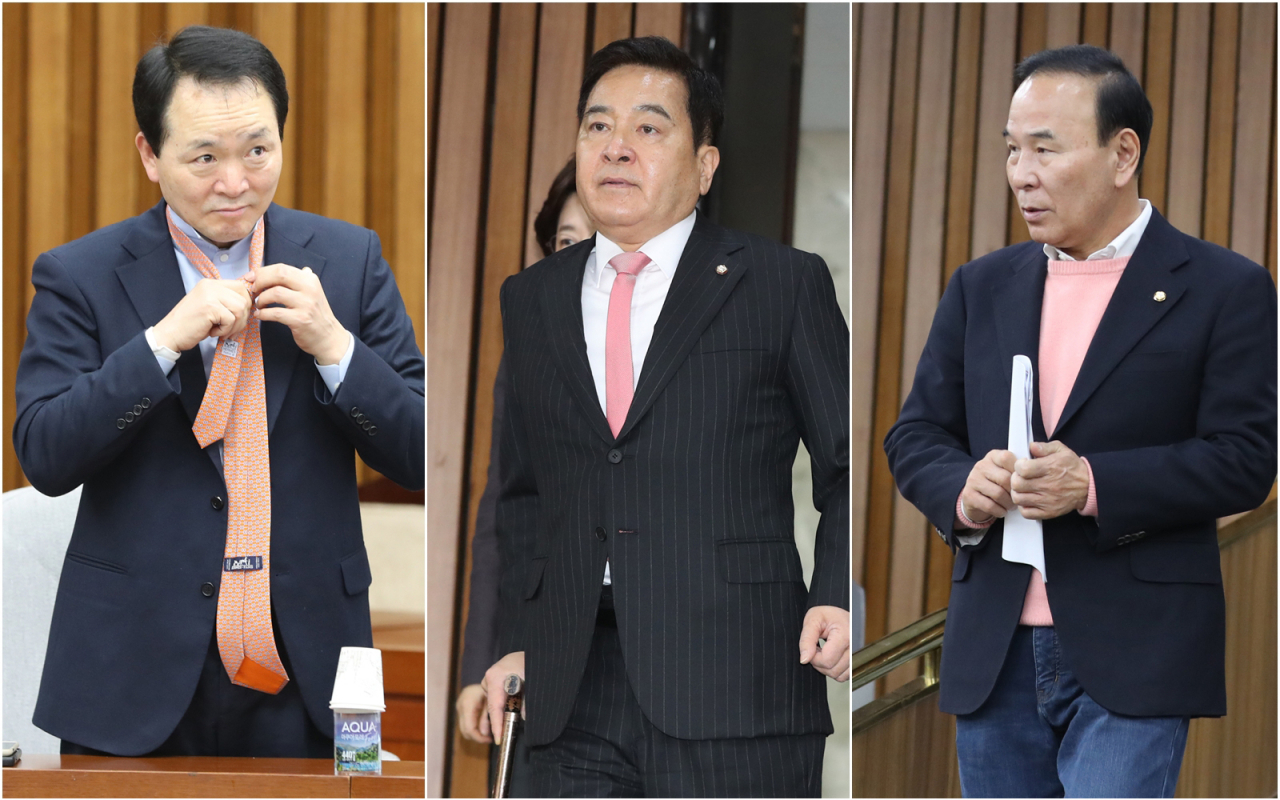 자유한국당 성일종(왼쪽부터) 의원과 심재철 원내대표, 박덕흠 의원이 통합된 미래통합당의 색상인 은은한 핑크 계열의 넥타이와 셔츠를 입고 14일 오전 서울 여의도 국회에서 열린 원내대책회의에 입장하고 있다. 연합뉴스
