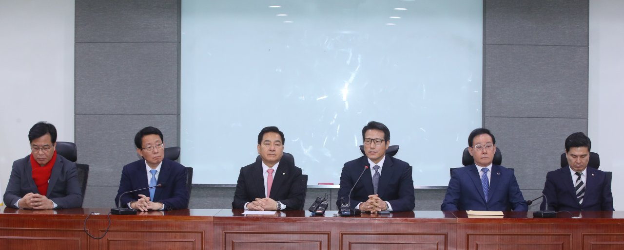 중도·보수진영의 통합신당인 미래통합당에 참여하는 새로운보수당, 자유한국당, 전진당이 지난14일 국회 의원회관에서 수임기관 합동회의를 열었다. 왼쪽부터 한국당 송언석, 김상훈, 심재철 의원, 새보수당 정병국 의원, 전진당 이종혁 최고위원, 새보수당 지상욱 의원. [연합]