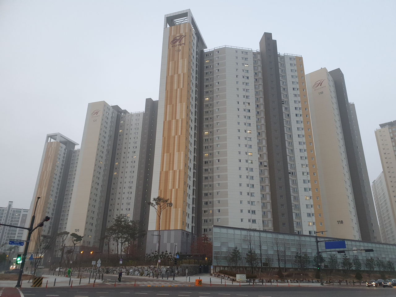 고강도 세금·대출 규제인 12·16 부동산 대책이 나온지 지 두 달 만에 문재인 정부의 19번째 부동산 대책이 나온다. 규제 지역을 놓고 당정청 간 시각차가 발생하며 정부가 오락가락하는 사이 부동산 시장에서 혼란이 가중되고 있다. 사진은 경기 수원시 영통구 망포동의 신축 대단지인 힐스테이트영통 [헤럴드DB]