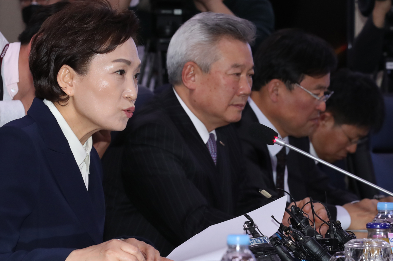 김현미 국토교통부 장관이 지난 10일 오후 서울 강서구 한국공항공사 대회의실에서 열린 '항공사 CEO 간담회'에 참석해 발언하고 있다. [연합뉴스]