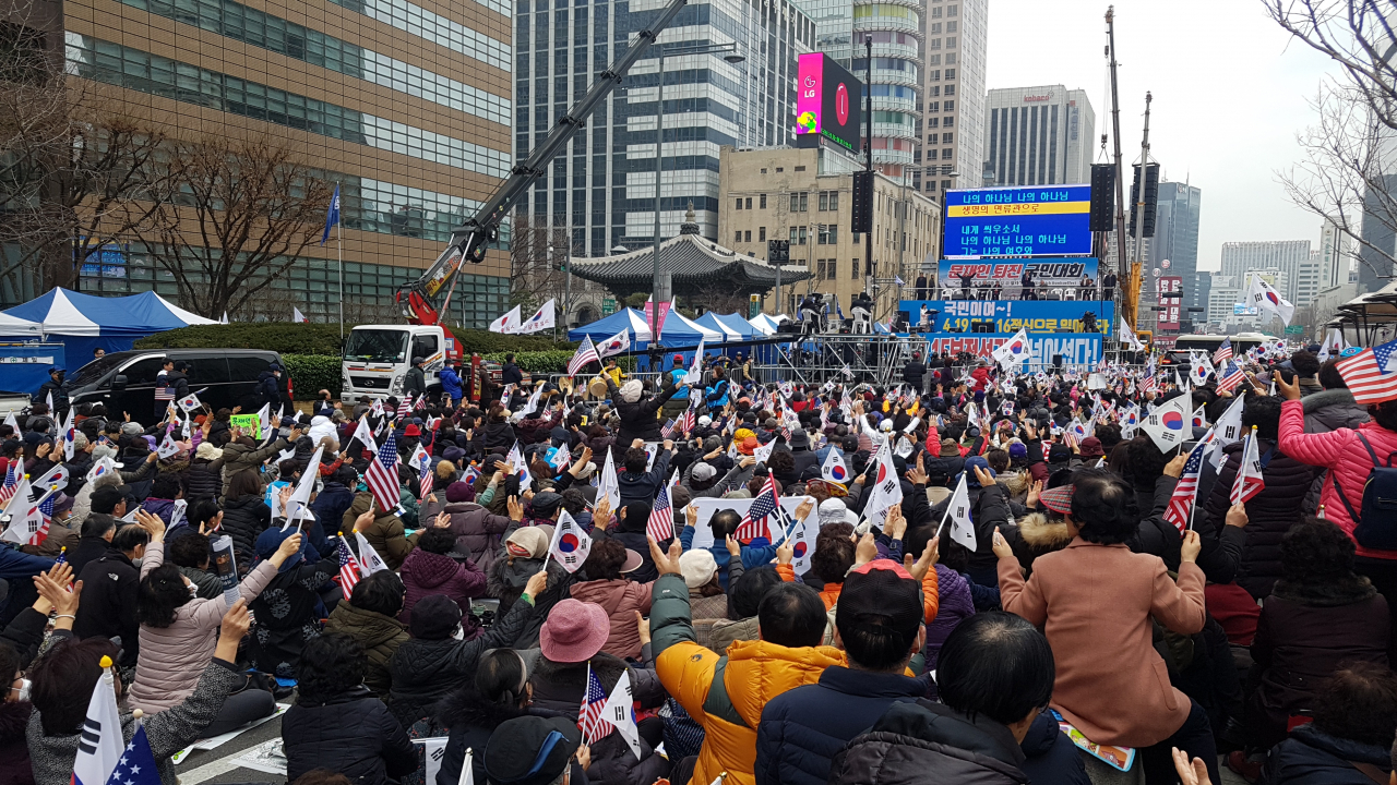 지난 15일 서울 종로구 광화문광장에서 열린 문재인하야범국민투쟁본부(범투본) 측의 집회 현장. 박재석 수습기자/jsp@heraldcorp.com