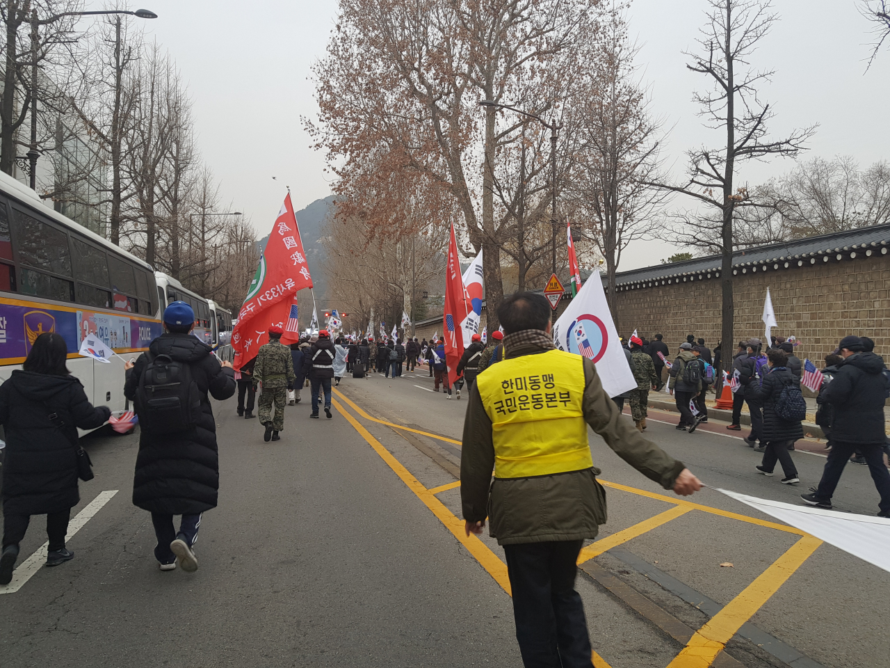 지난 15일 서울 종로구 효자로 일대. 집회 참가자들이 청와대 앞으로 향하고 있다. 박지영 수습기자/park.jiyeong@heraldcorp.com