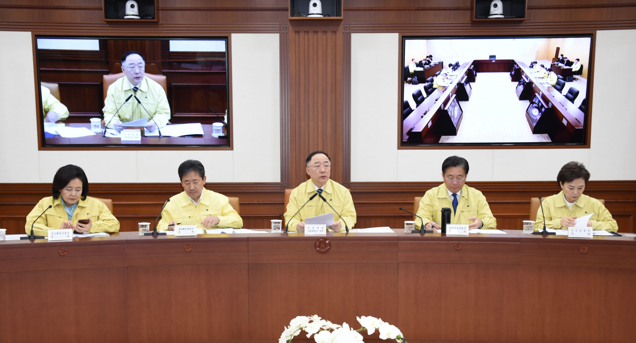 코로나19에 따른 국제 원유가격 하락과 국내 소비수요 둔화가 겹치면서 디플레이션 우려가 다시 고개를 들고 있는 가운데 경기진작을 위한 금리인하 및 추경 편성론이 부상하고 있다. 홍남기 부총리 겸 기획재정부 장관이 17일 서울 광화문 정부서울청사에서 경제관계장관회의를 주재하며 업종별 피해지원 대책을 발표하고 있다. [기획재정부 제공]