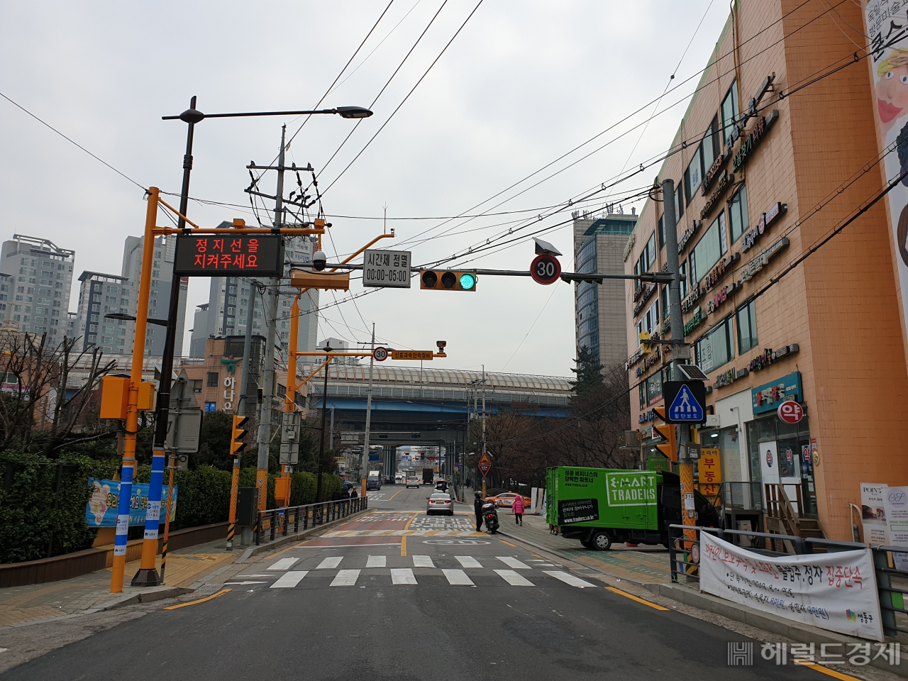 옥정초등학교 앞에 설치된 ‘성동형 스마트 횡단보도’