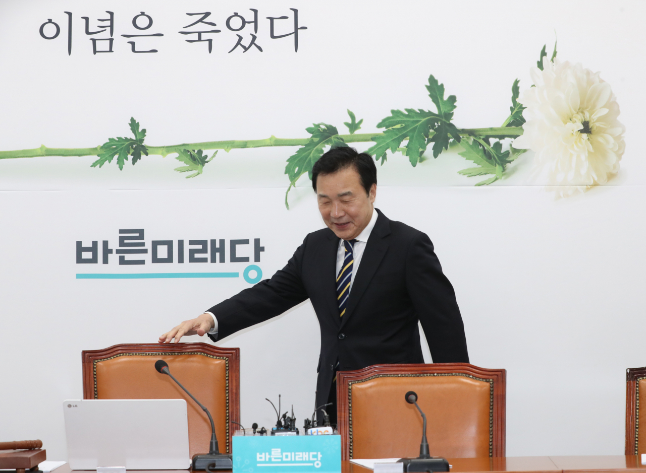 바른미래당 손학규 대표가 17일 오전 서울 여의도 국회에서 열린 최고위원회의에 입장하고 있다. [연합]